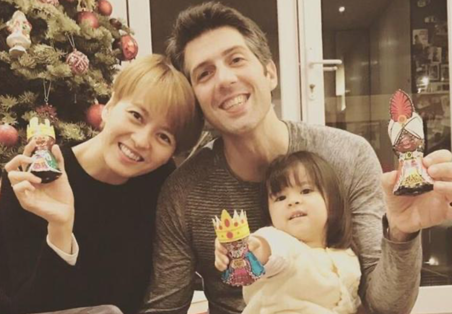 梁咏琪晒一家散步照，女儿快到母亲肩膀，侧颜鼻子高挺眼睫毛长