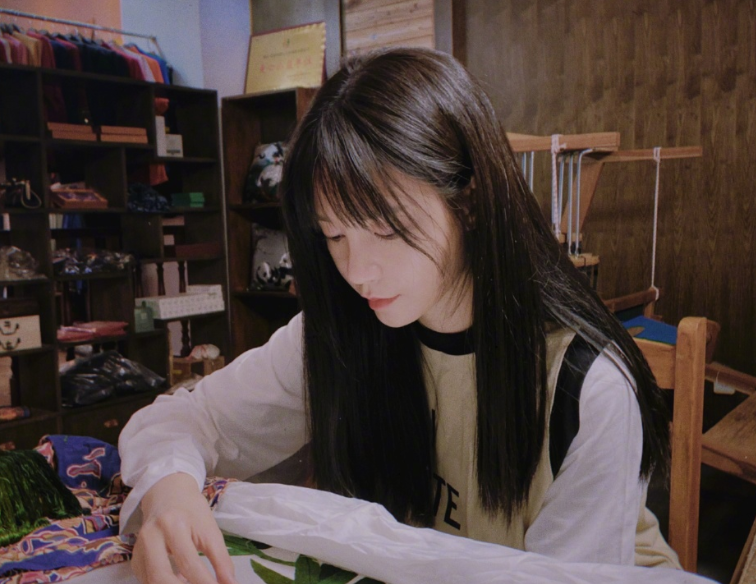 发文配图是否先放女友？杜海涛做法引争议，沈