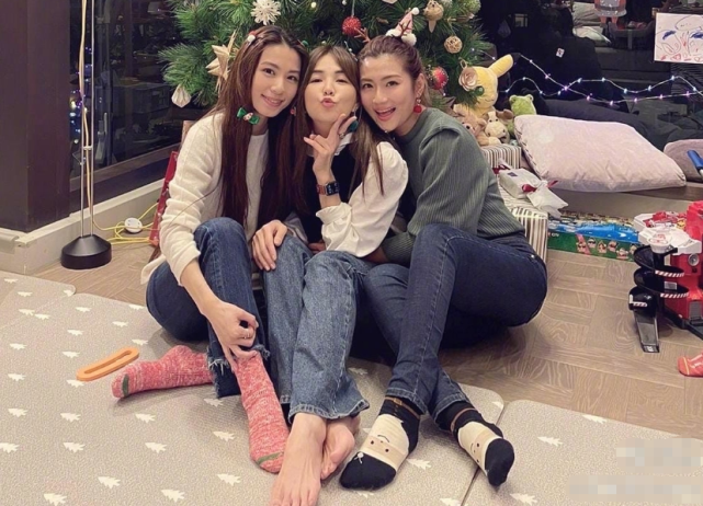 SHE合体过圣诞，贴头合照尽显姐妹情深，Ella笑成眯眯眼