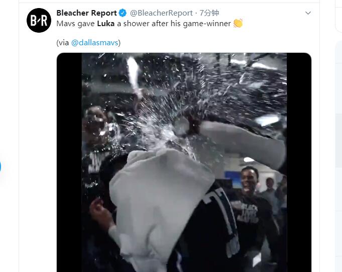 超級英雄！東契奇享受更衣室特殊“禮遇”，接受採訪一幕讓人心疼