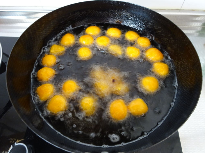 炸红薯丸子，用淀粉还是面粉？都不对，厨师长教你做法，外酥里嫩