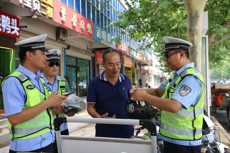 宣传展板+大喇叭，沾化交警让电动自行车骑乘人文明安全出行