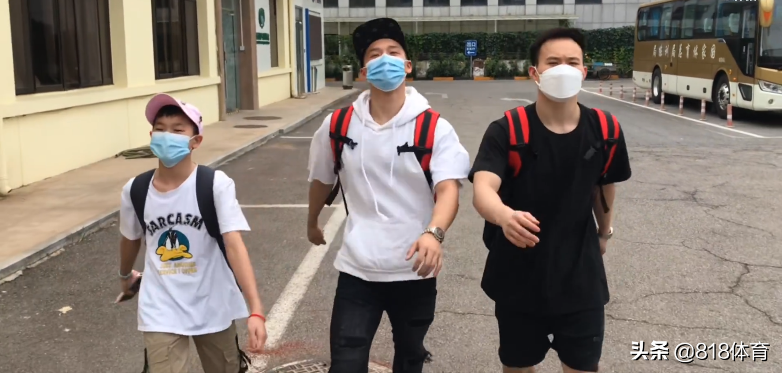 自由了!全红婵回国结束21天隔离,跟陈艾森谢思埸走六亲不认步庆祝