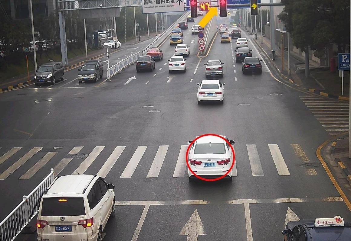 车辆在红灯时，越过停止线停在斑马线上，到底算不算闯红灯呢？