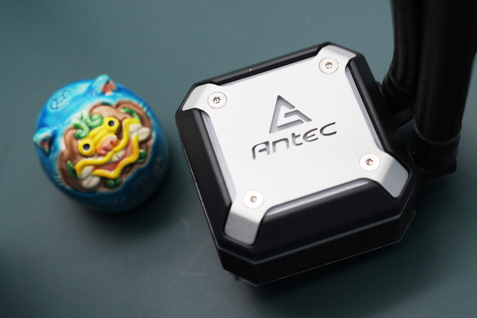 机箱通透，水冷好用，发光体聚集打造“光污染”