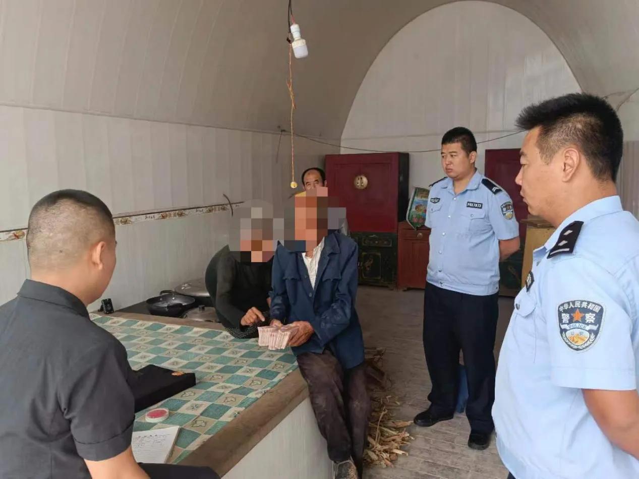 【我为群众办实事】绥德法院冒雨上门为八旬老人兑付执行款