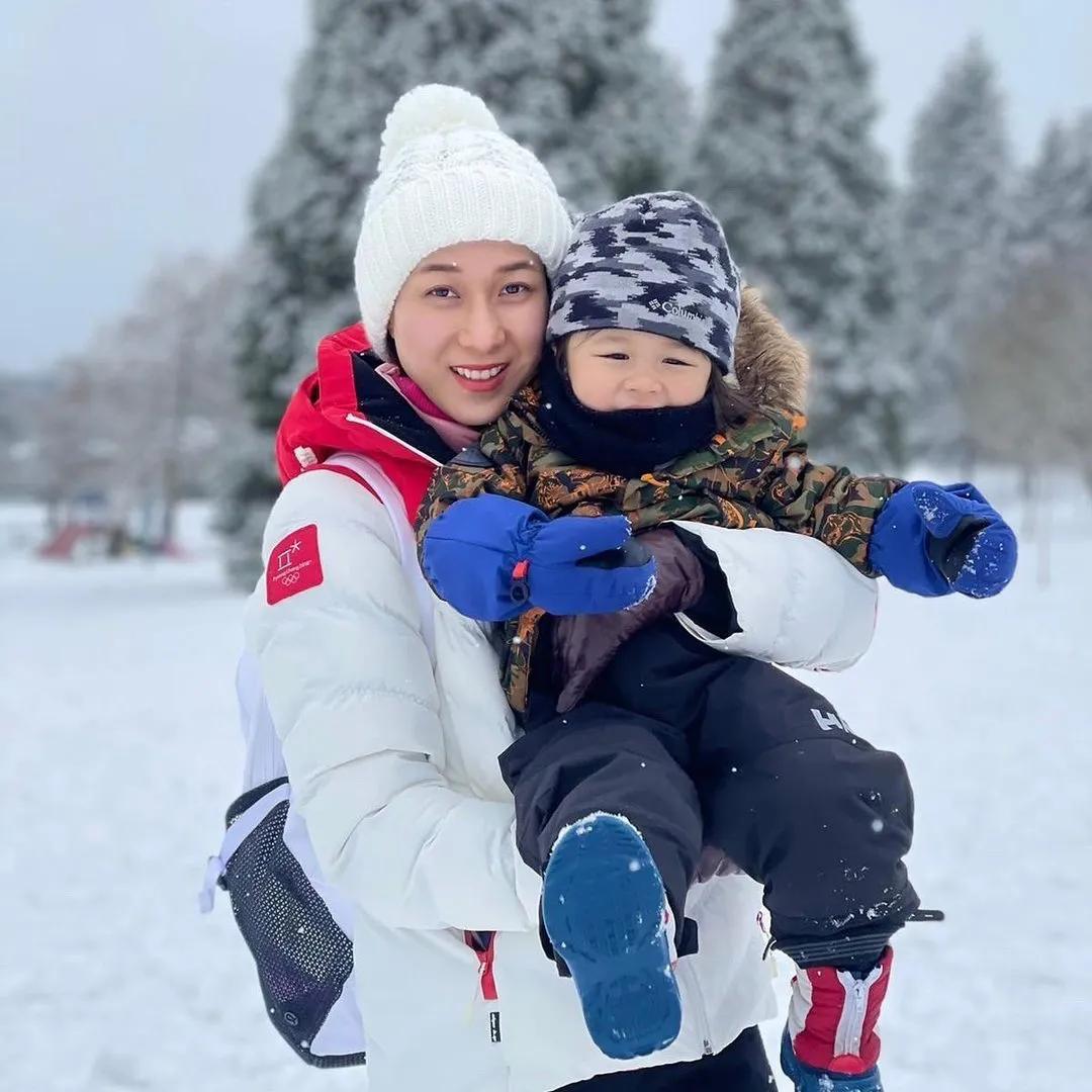 鍾嘉欣陪子女堆雪人，畫面溫馨有愛，2歲兒子古靈精怪越來越帥