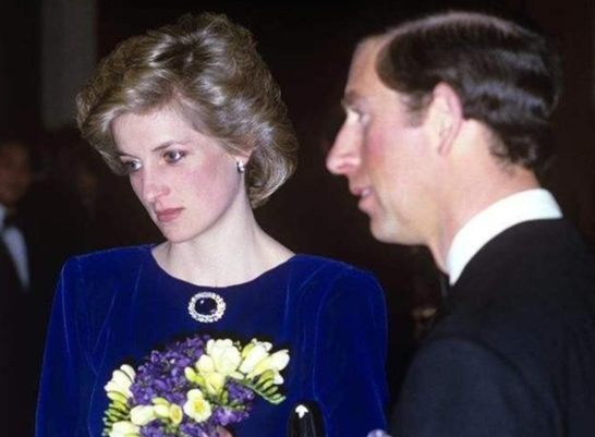 24岁戴安娜访美，在白宫和英俊小生共舞，查尔斯