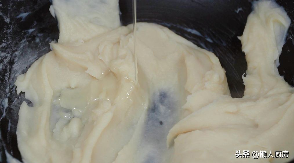 这是不用面粉的月饼，也不要烤，白芸豆的炒制很重要