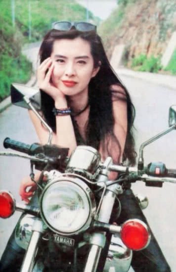 王祖贤罕见晒自拍，树下抱着宠物狗悠然自得，