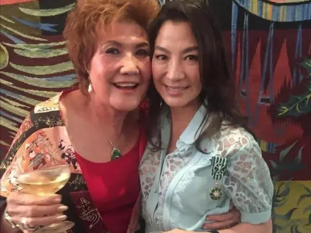57岁杨紫琼罕见晒家庭照，网友却误把杨紫琼老公与丈母娘当夫妻？
