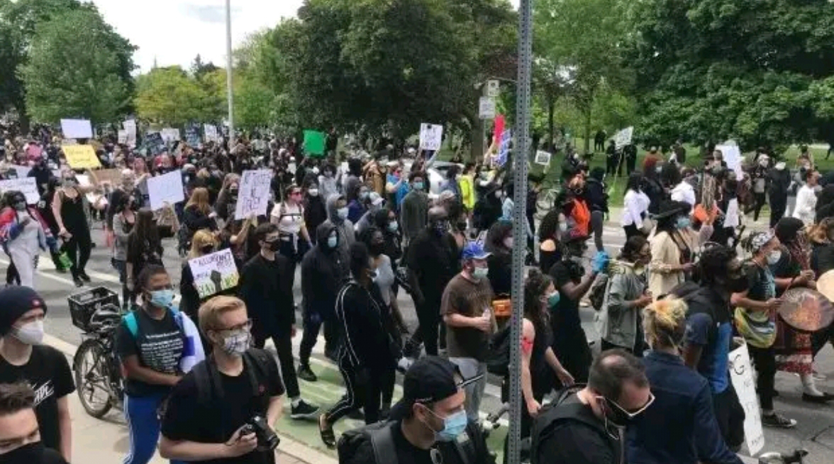 场面再度升级！美国骚乱有人持AR15步枪，加拿大也开始闹了