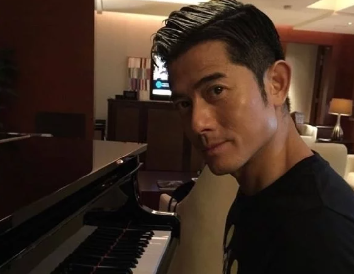 郭富城豪宅内景曝光！家里放着价值40万沙发，偌大飘窗很抢眼