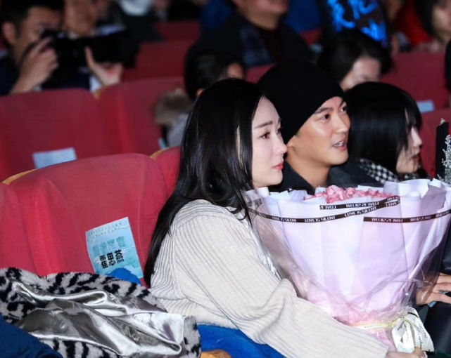 杜江夫婦看兒子慈善演出，嗯哼獲媽媽霍思燕鼓勵，對鏡比耶超自信