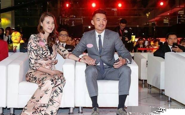 林丹携儿子为太太谢杏芳庆生，惊喜礼物曝光，夫妻恩爱甜蜜合影