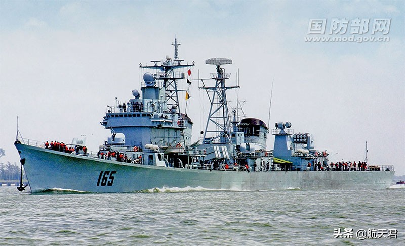 最后一艘051驱逐舰退役！17吨黄金换一艘战舰的日子，一去不返
