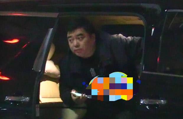 薇娅老公罕现身，驾600万豪车接老婆下班，共回