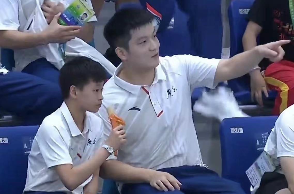 全红婵也追星？给樊振东剥肉肠，靠在肩头合影