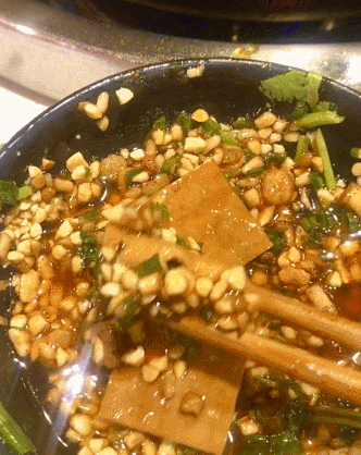 串串为何越来越贵？一个鸡爪串5根竹签，28元只能买5片黄喉