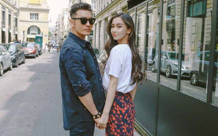 黄晓明baby罕见牵手街拍，他卷发清爽帅气，杨颖