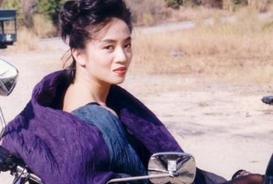 1992年，梅艳芳拒绝给黑老大唱歌被扇耳光，随后打人者当晚被砍