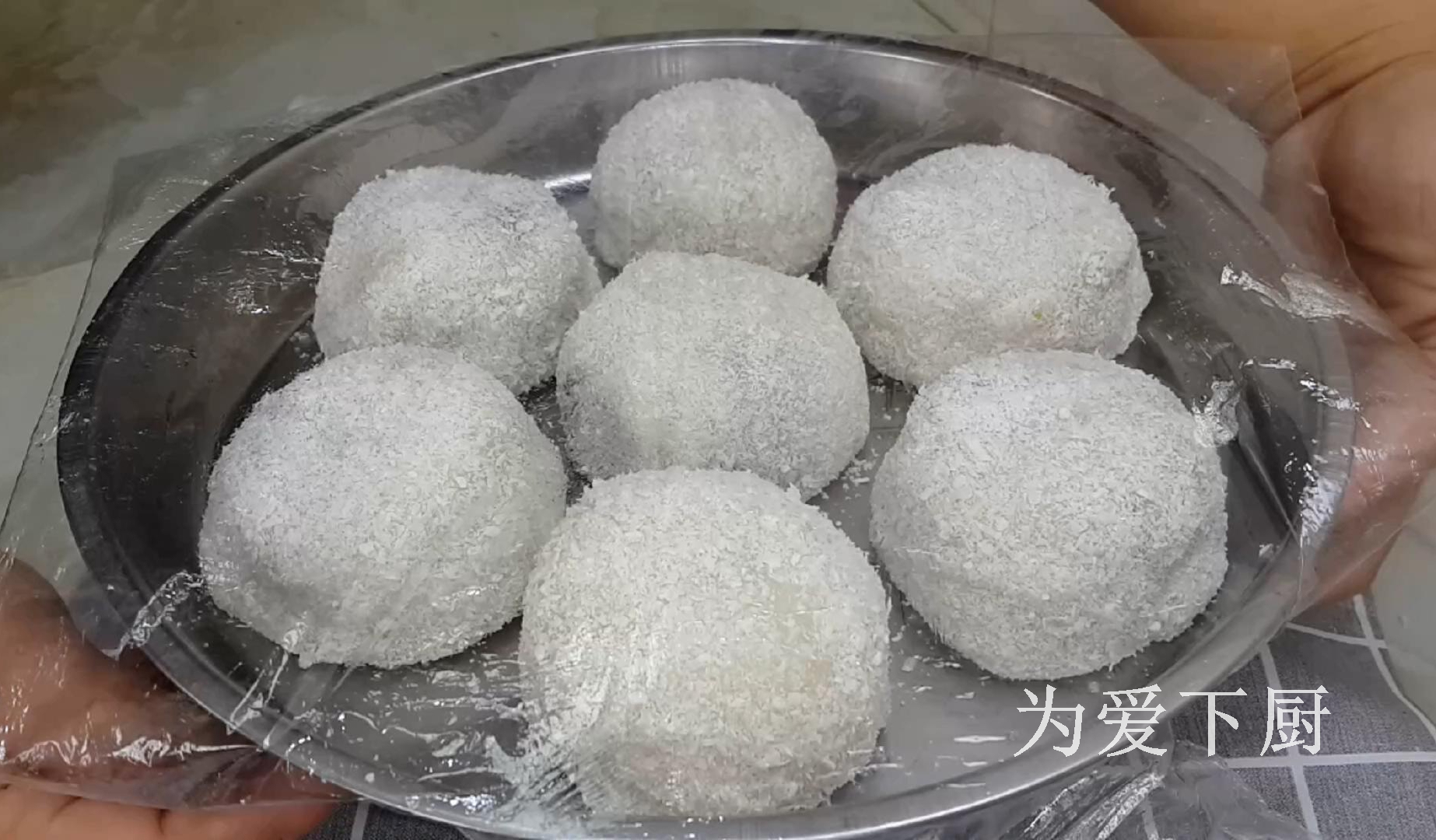 The glutinous rice flour is delicious. Add half a bowl of red beans. It is soft and sweet and more comfortable than cake.