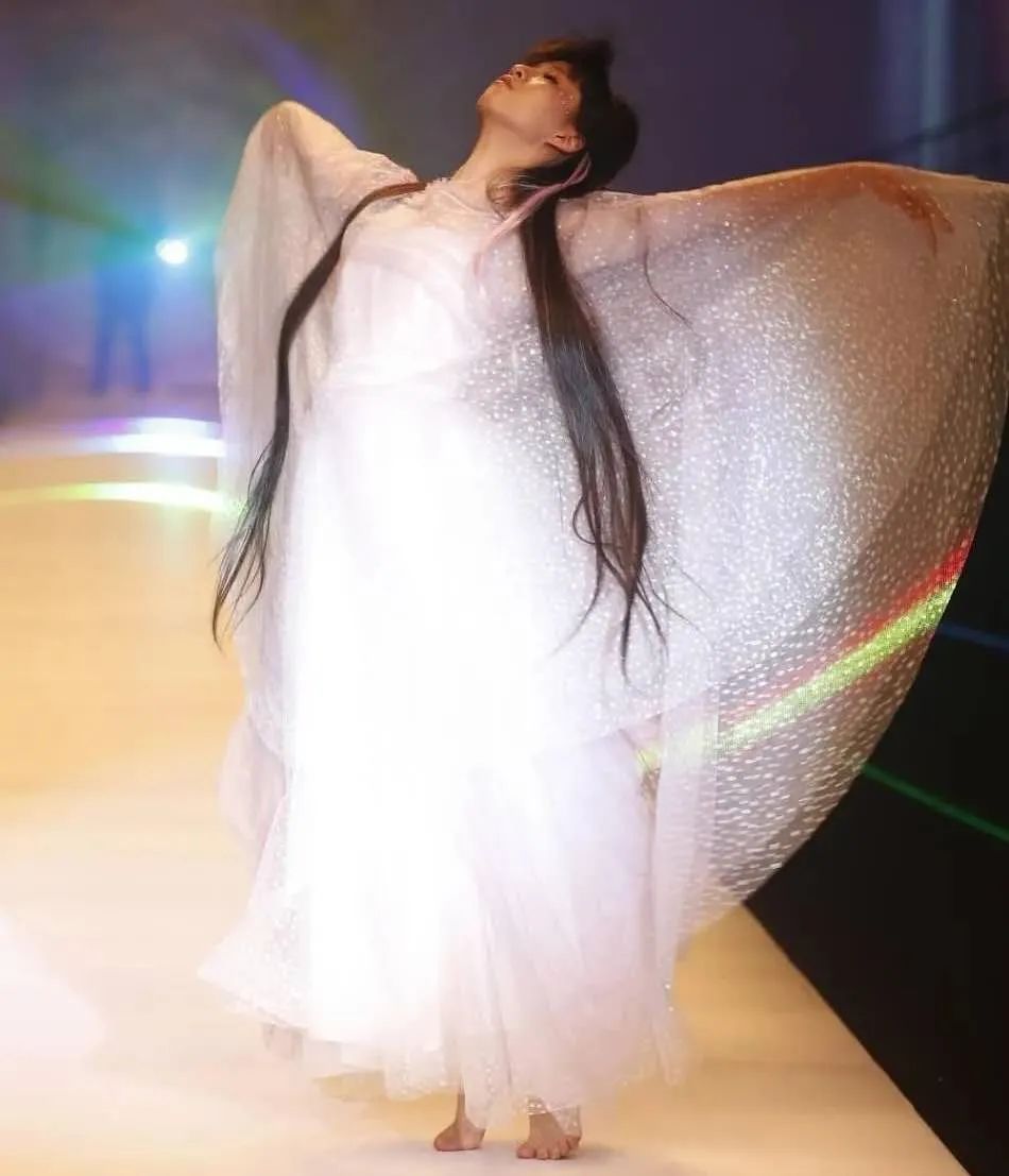 杨丽萍新照只剩骨架，瘦如竹竿皮肤糙，不穿民