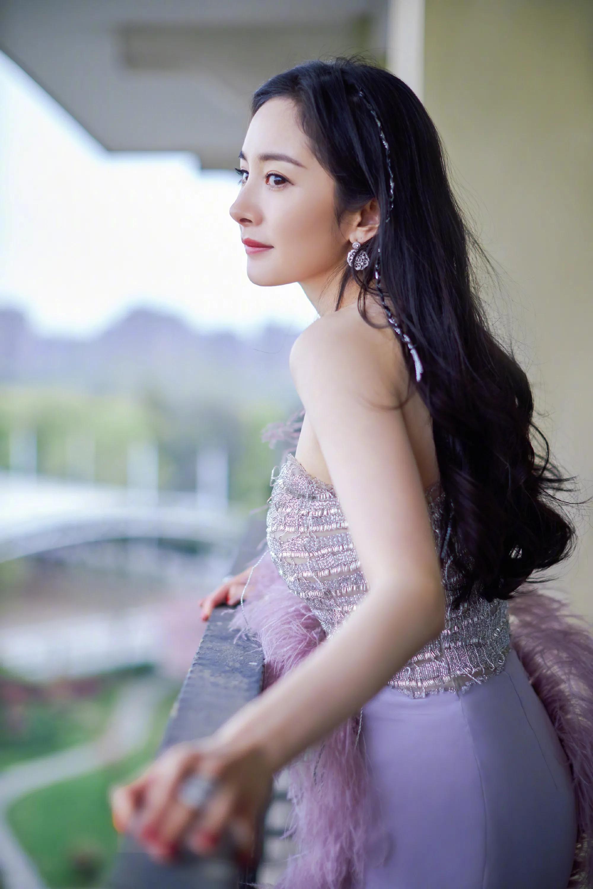 35 years old of Yang Mi change personally " violet glow faery " , low bosom feather grows skirt to highlight good figure