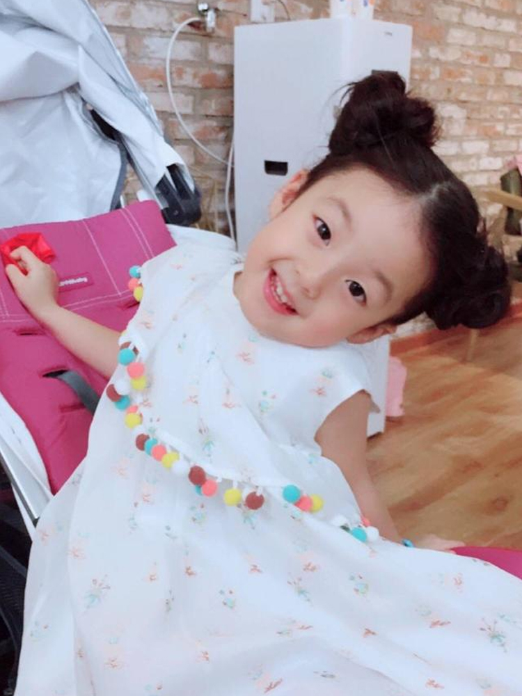 刘畊宏女儿幸好没长歪！丸子头到长卷发美到不敢认，长大还得了？