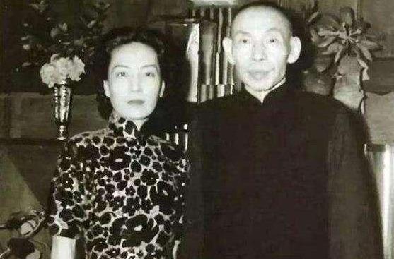 杜月笙临死前烧掉所有欠条，家人不舍，他怒吼：这是在救你们的命