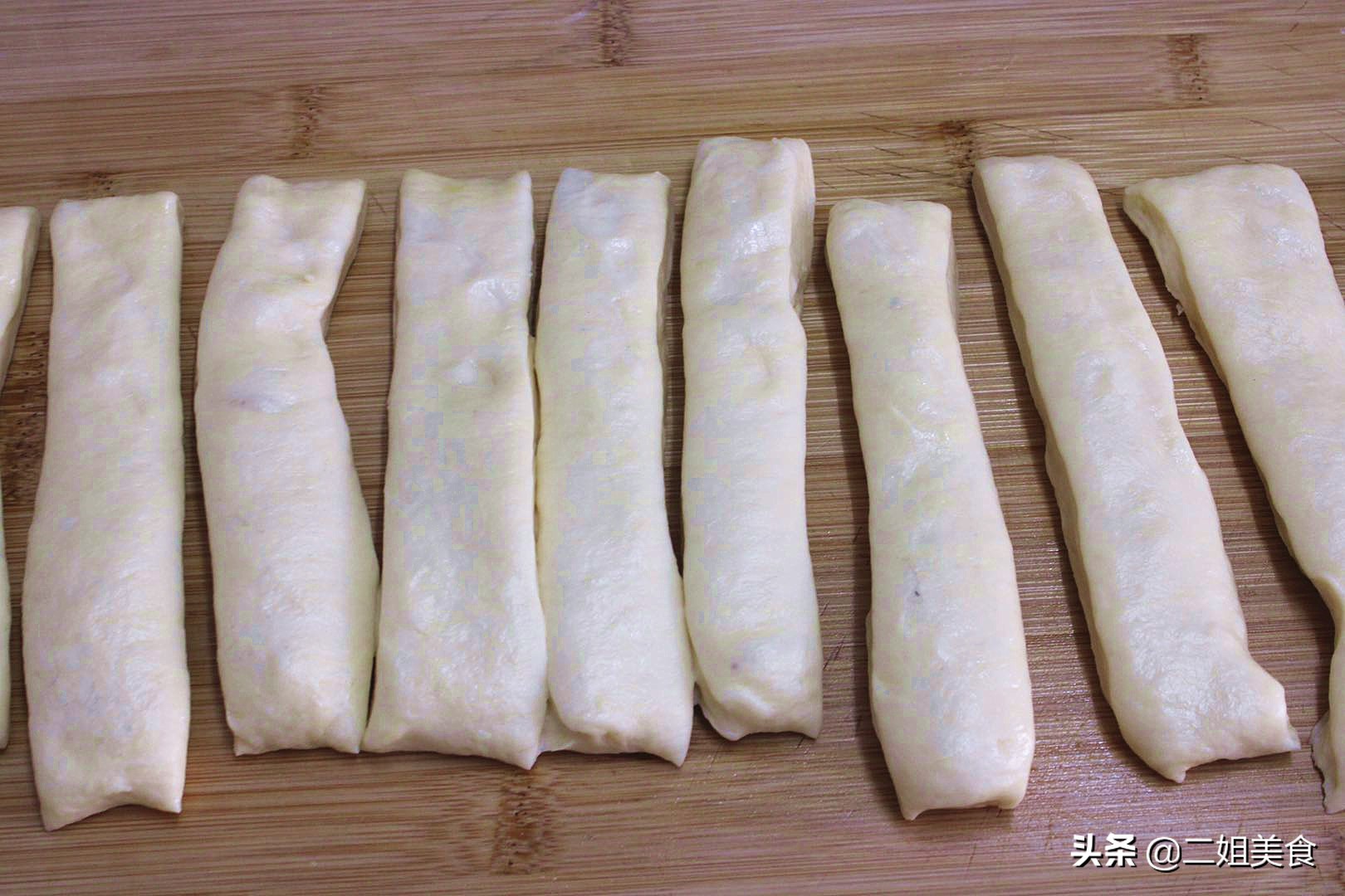 做油條時，牢記別放酵母粉了，大廚：多加兩樣，油條個個蓬鬆好吃