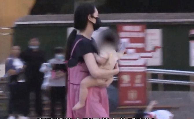 千亿儿媳喜事多！继奚梦瑶怀2胎后，郭碧婷遛娃小腹隆起疑似怀2胎
