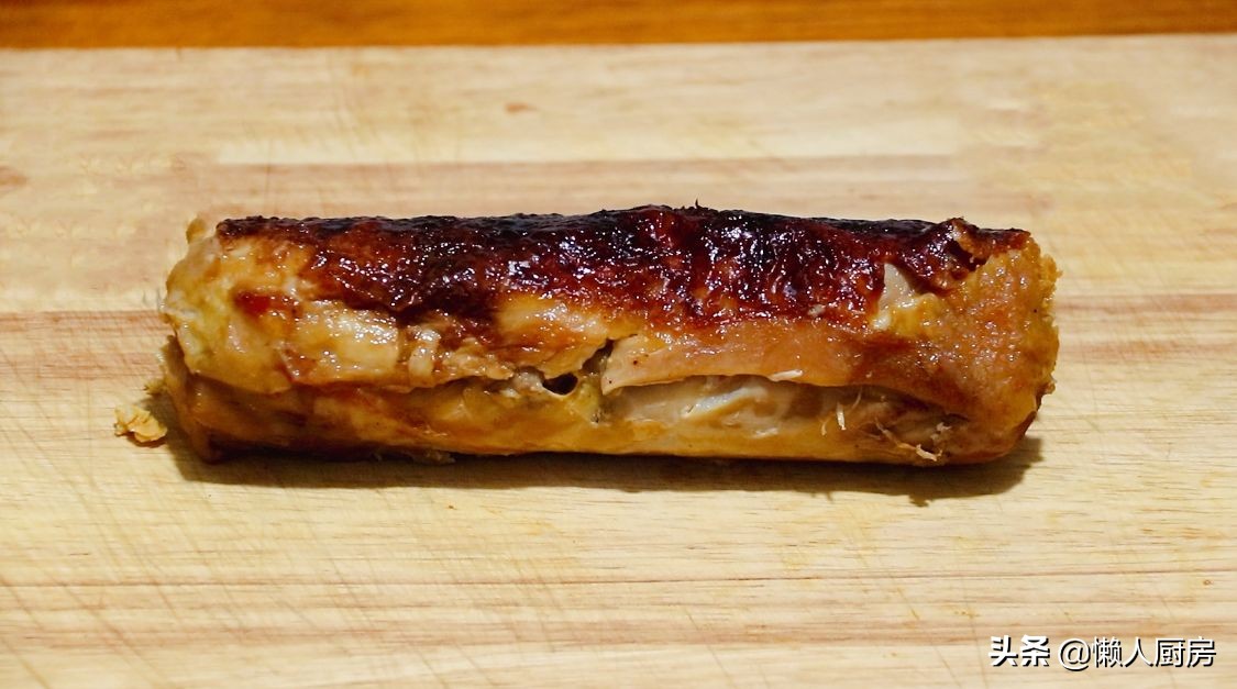 做鸡腿时，鸡肉里面包着咸蛋黄，记住这1点，没有腥味