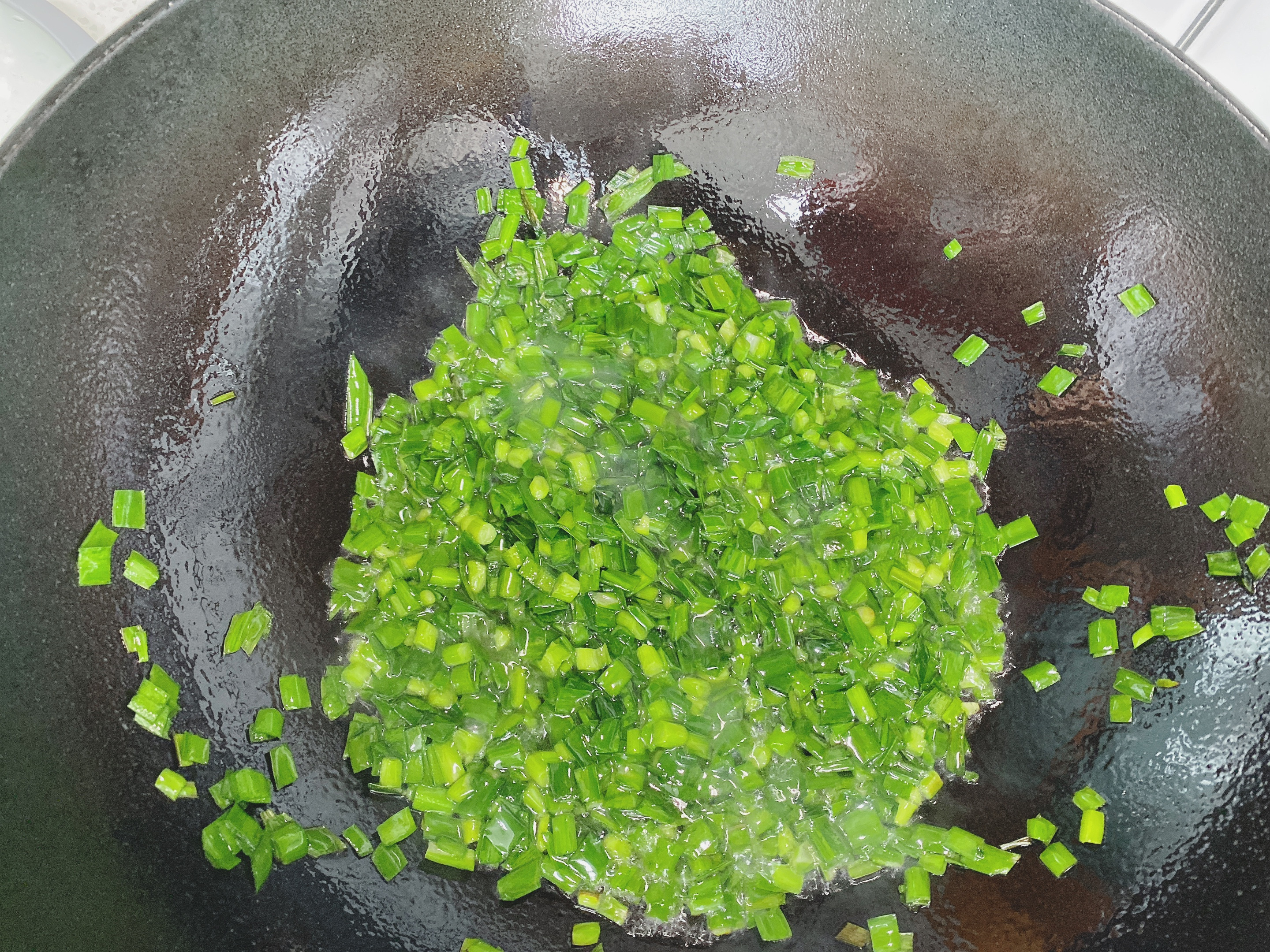 韭菜炒雞蛋，很多人第一步就錯了，教你2點，韭菜不出水雞蛋滑嫩