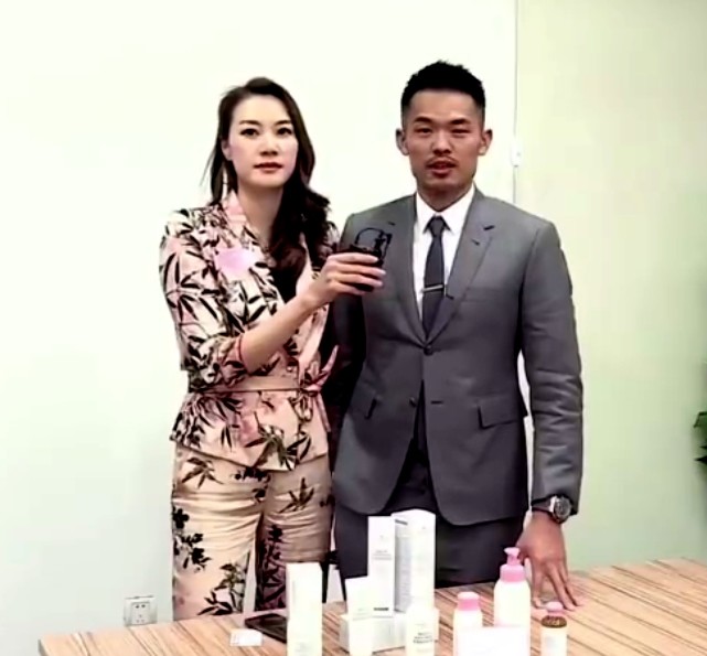 林丹携儿子为太太谢杏芳庆生，惊喜礼物曝光，夫妻恩爱甜蜜合影