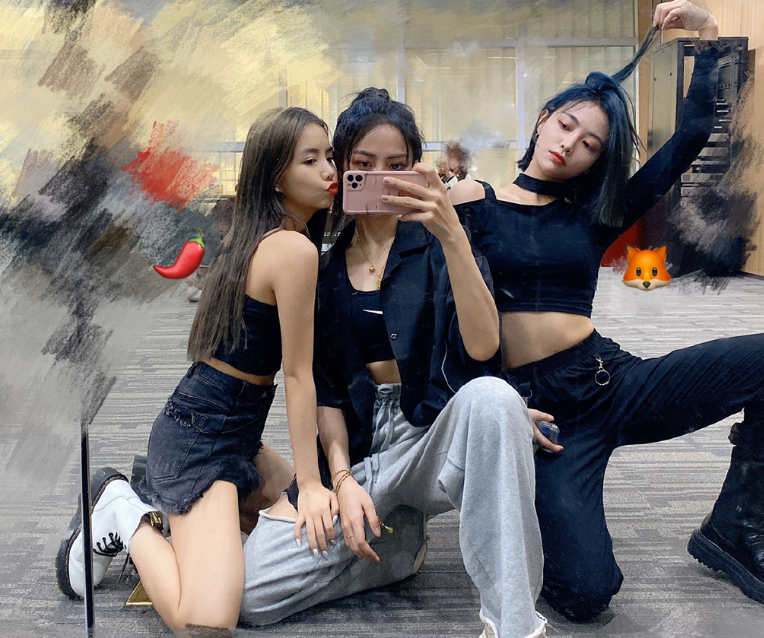 谢可寅晒THE9训练照，大家一起合影，找了半天愣