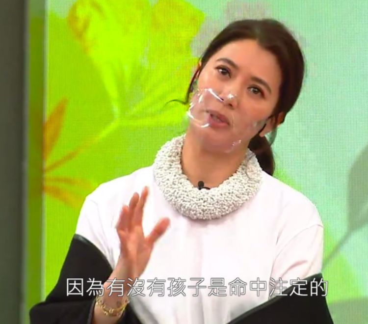 張智霖兒子母親節曬照，魔童攬媽媽臂膀顯男友力，身高赶超袁詠儀