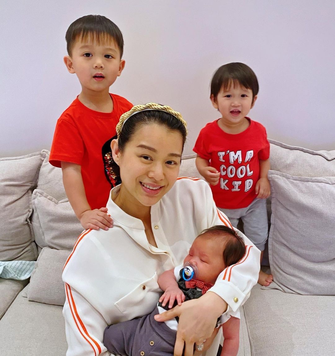 胡杏儿老公父亲节晒照，画面温馨有爱，父子四人同穿球衣帅气养眼