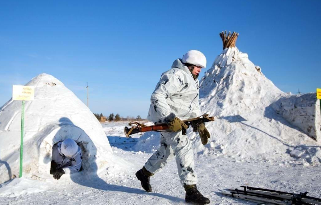 美国B-1B轰炸机首降北极圈！在雪地中“滑行”，