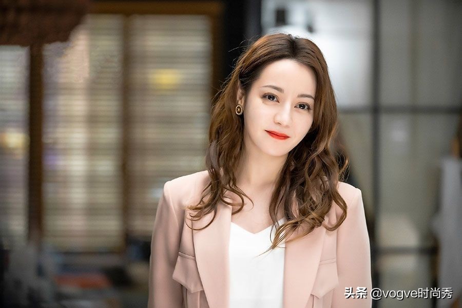 迪丽热巴“雨戏”花絮曝光，主动要求导演再来一个，衣服都湿透了