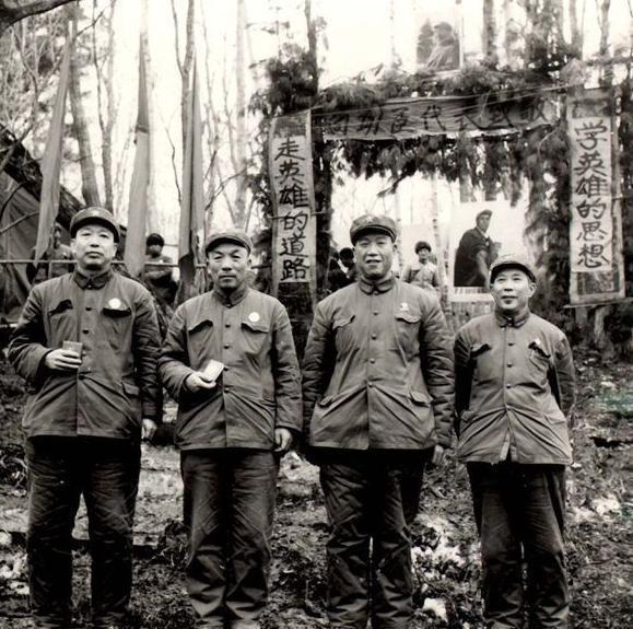 开国将领衣锦还乡，搭乘驴车回故乡，不想老车