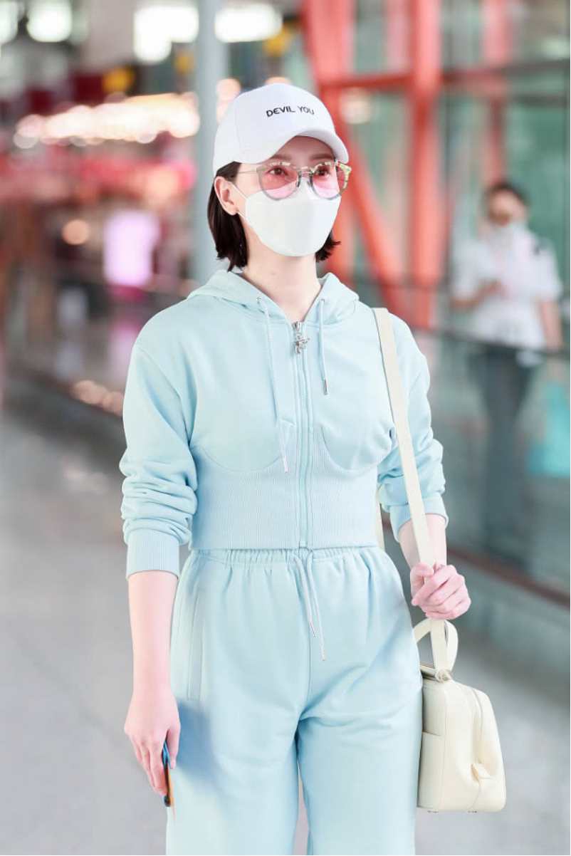 陈数被这条裤子害惨了，侧身时小肚子太凸，勒