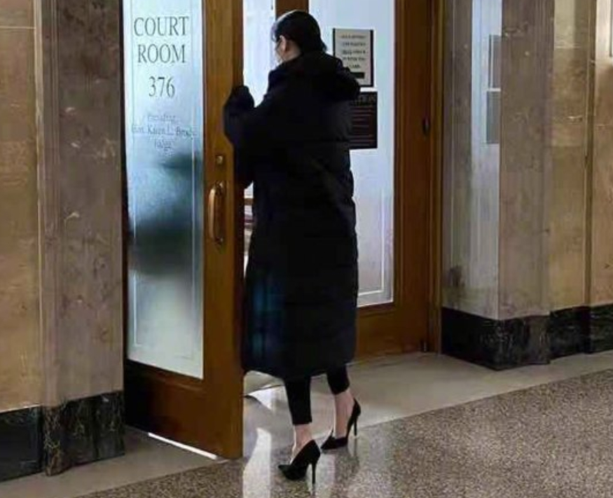 郑爽终于出席庭审，黑衣黑裤一脸严肃，我却关