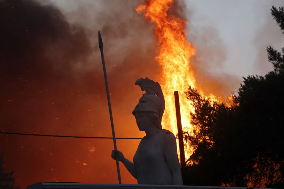 希腊野火汹汹，岛民登上轮渡逃亡末日现场！未来山火将变得更频繁