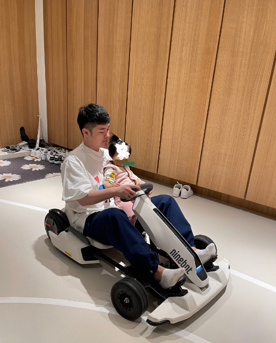 陳赫五一宅家帶娃，曬張子萱視角與女兒合照，父女深情對視超溫馨