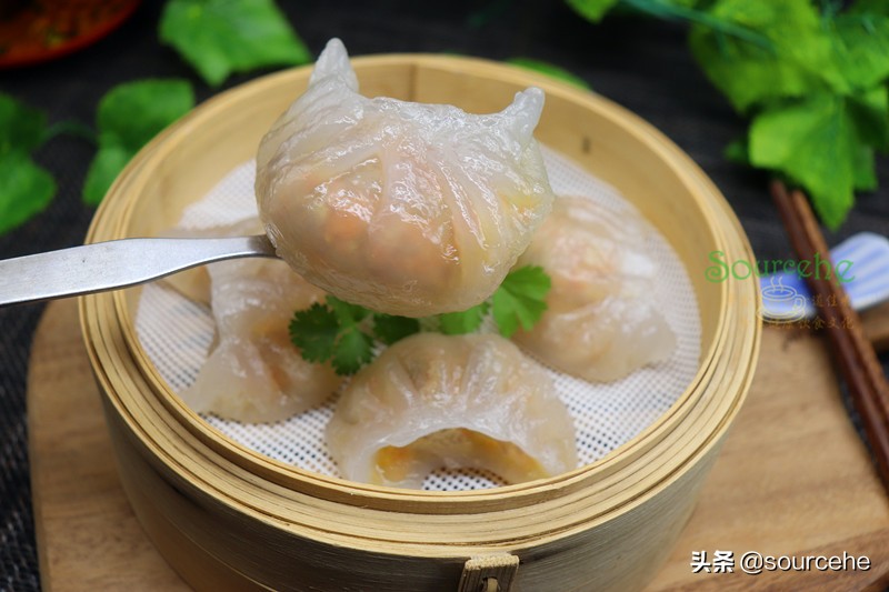 正宗的水晶虾饺做法，皮薄馅大，柔韧鲜美，晶莹剔透，好看又好吃