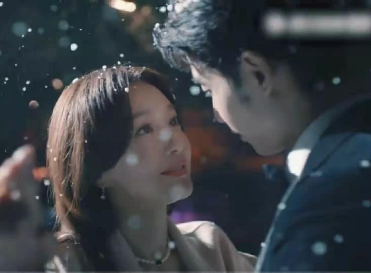 秦岚与小7岁男星雪中热舞亲吻，凌晨一点冻得瑟瑟发抖，被赞般配