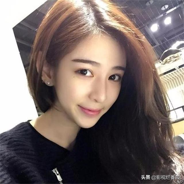 据说宋亮的家境也非常优越,爸爸也是商界的大亨,生活过得极其潇洒