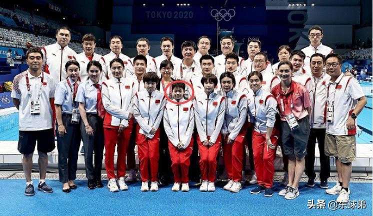 为何有那么多人愿意冒险帮助全红婵？背包挂饰、合照姿势或是答案