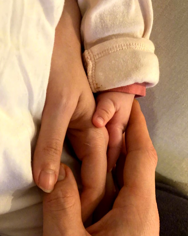 向佐曬一家三口牽手照官宣女兒百日，郭碧婷依偎老公肩膀秀恩愛